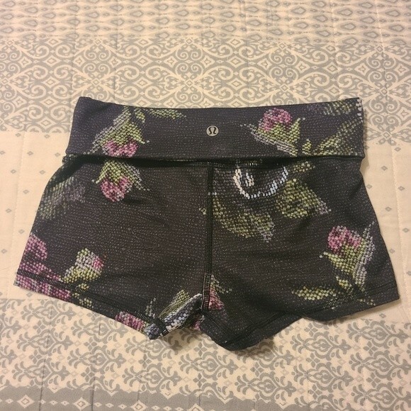 Lululemon boogie roll down digital floral print shorts size 0 - Picture 5 of 7